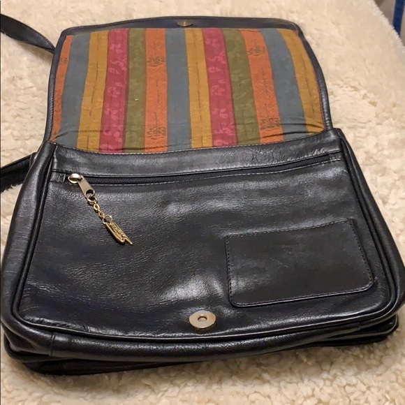 Leather black bag. Small imperfection on closure. - Picture 6 of 8